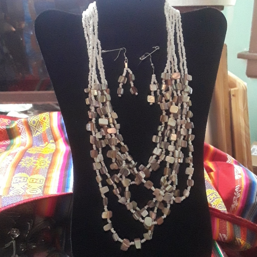 HAPPY DAY NECKLACE AND EARRINGS SET